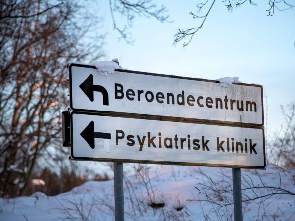 Skylt som visar vägen till beroendecentrum och psykiatrisk klinik