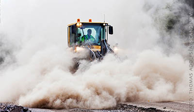 Traktor kör genom damm vid vägarbete