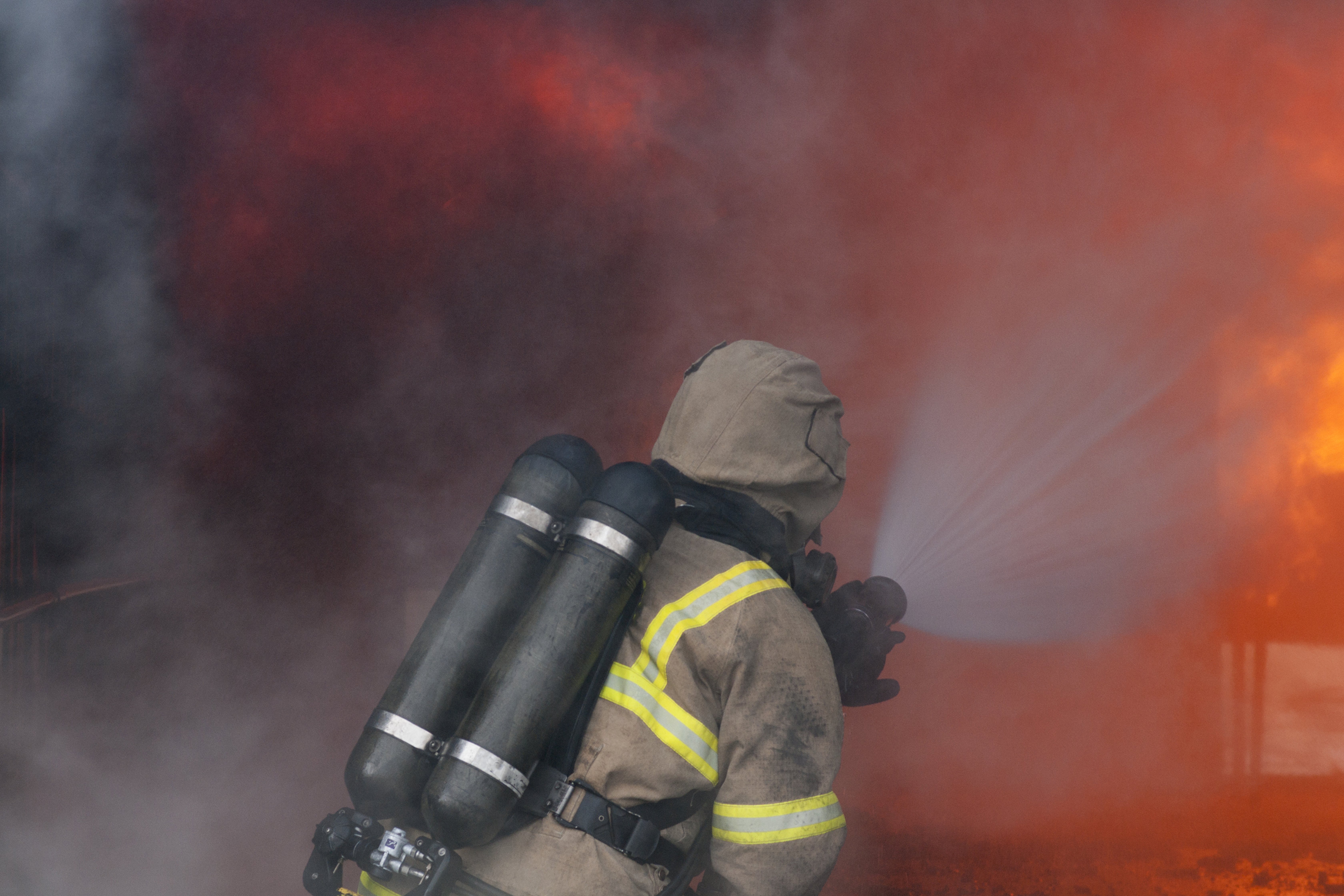 brandman släcker en eld