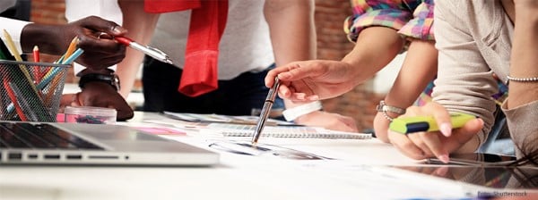 ersoner/händer runt ett skrivbord teams, brainstorming