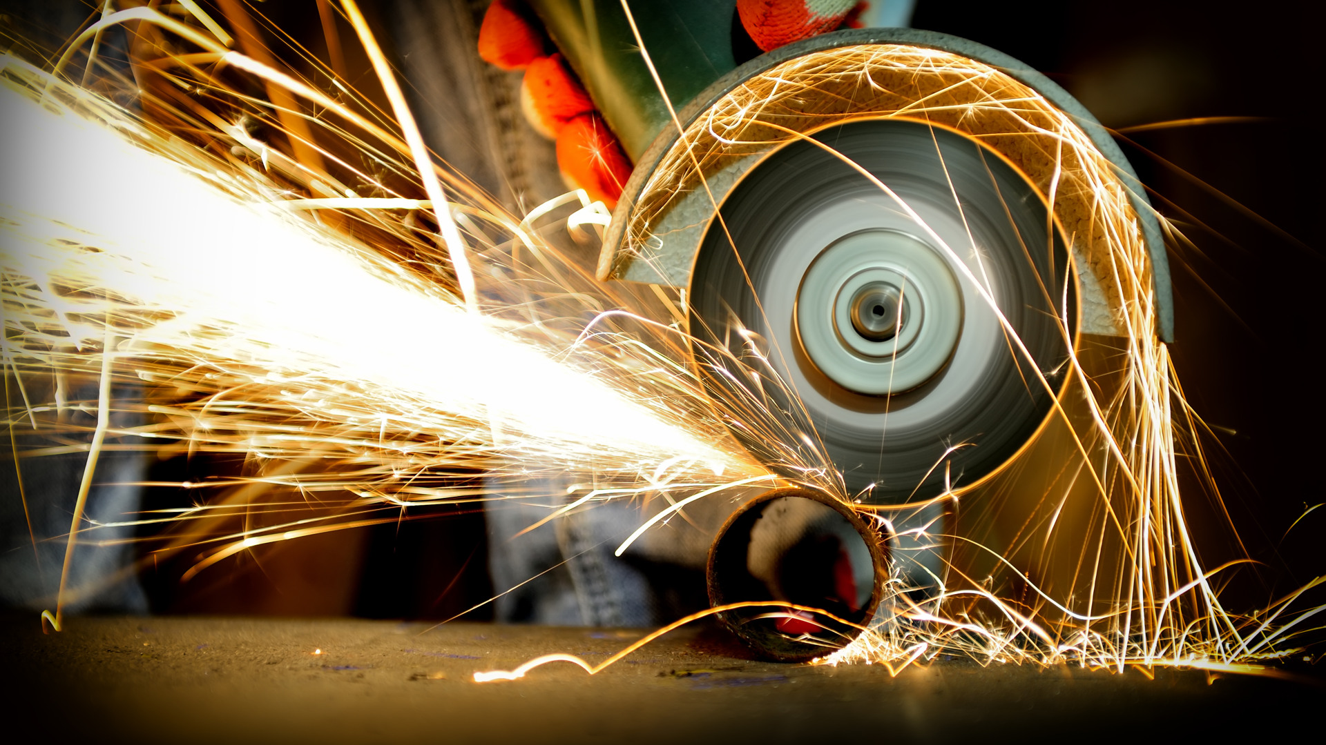 6023_mp55625216-worker-cutting-metal-with-grinder-sparks-while-grinding_nyhetsbrev_1920x1080.jpg