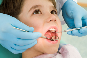 Pojke blir undersökt av tandläkaren