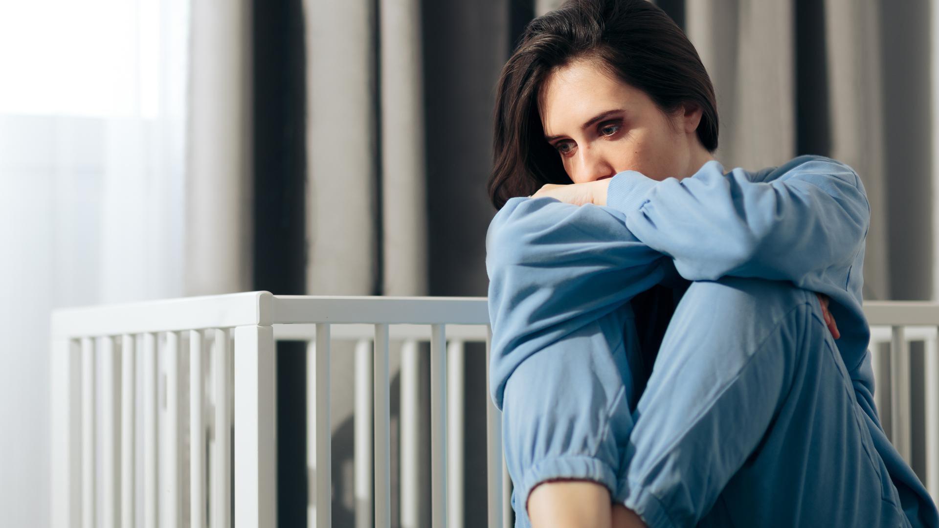 Unhappy Woman Suffering from Postpartum Depression. Sad person dealing with loss and psychological trauma.Ledsen kvinna som lider av postpartumdepression