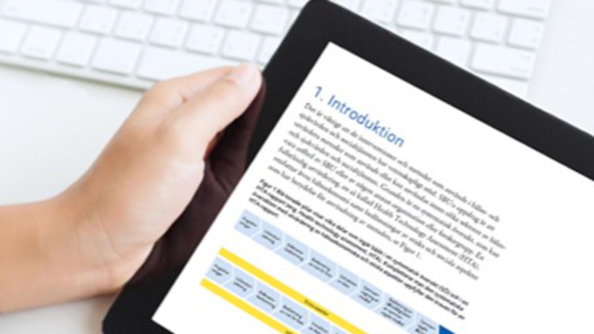 En person läser ett kapitel från metodboken digitalt