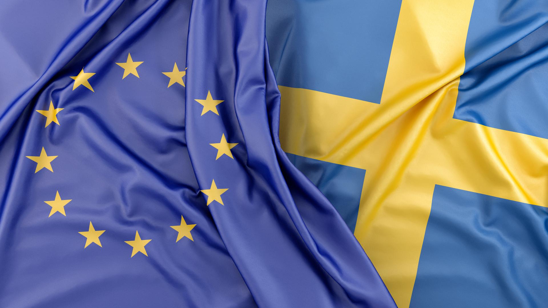 EU:s flagga och Sveriges flagga.