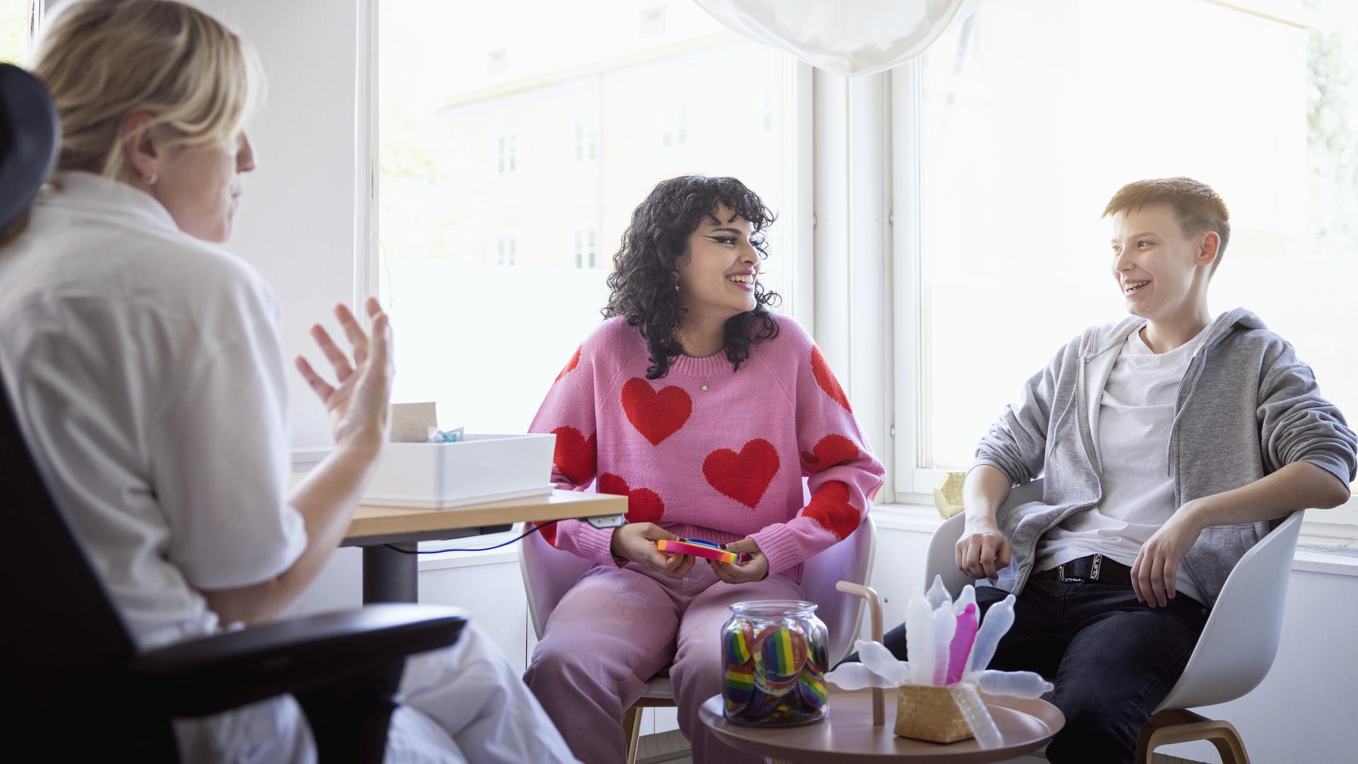 Ungdomar på ungdomsmottagning i samtal med personal