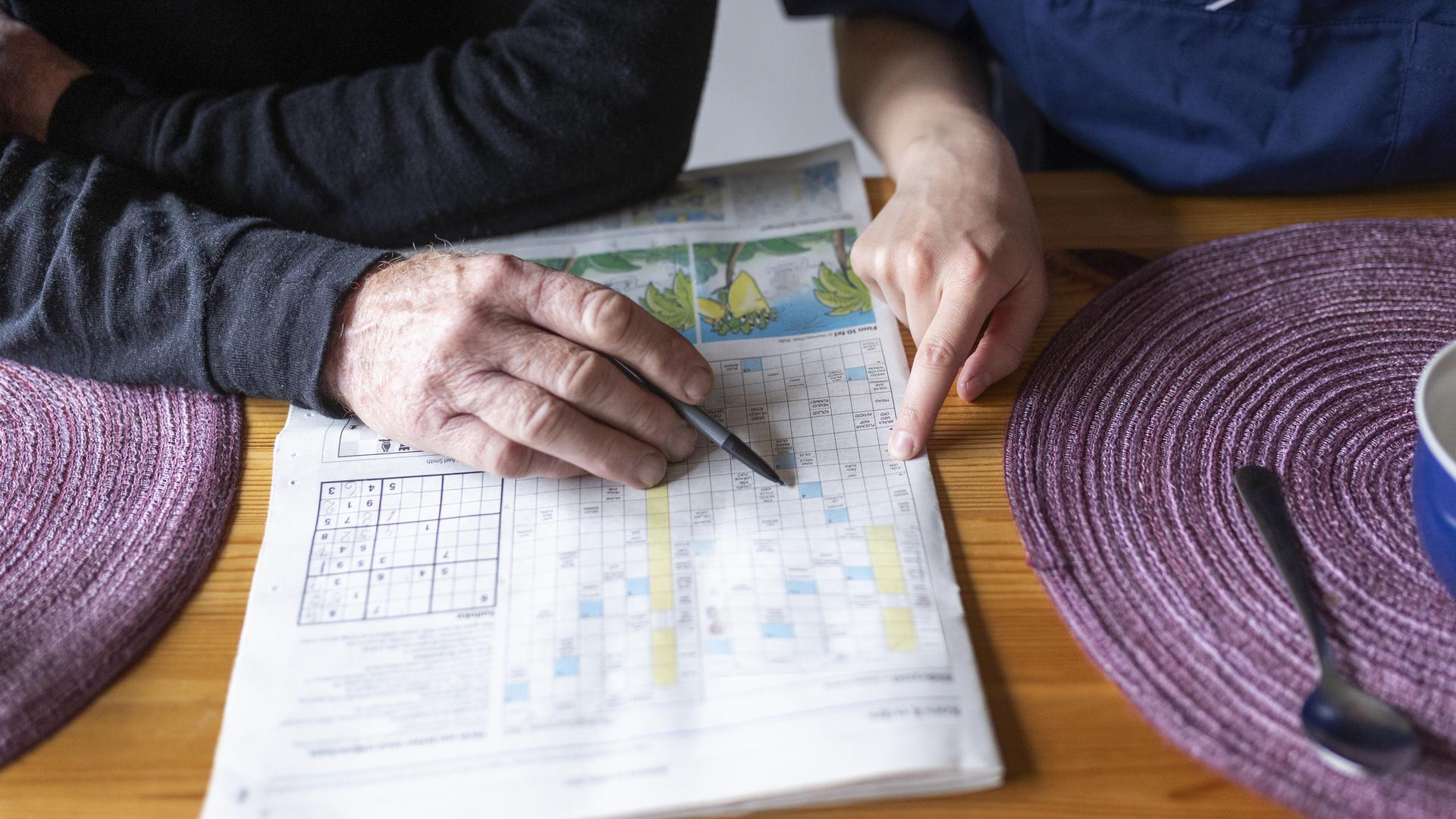 Kvinnlig hemtjänstpersonal hemma hos äldre man