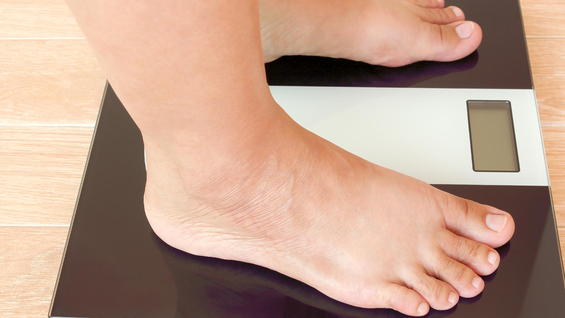 Närbild på ett par fötter som står på en våg