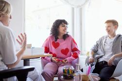 Ungdomar på ungdomsmottagning i samtal med personal