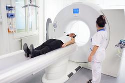 R&ouml;ntgenavdelning p&aring; sjukhus med patient och personal