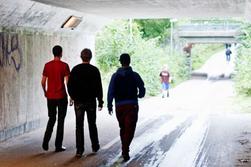 Tre unga killar g&aring;r i g&aring;ngtunnel