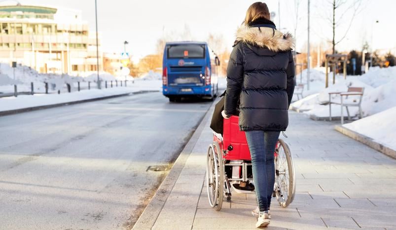 Kvinna kör person i rullstol på trottoar när buss kör iväg