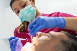 Patient som gör undersökning hos tandläkare