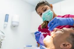 Patient som gör undersökning hos tandläkare