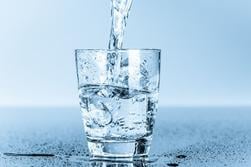 Vatten hälls i ett glas
