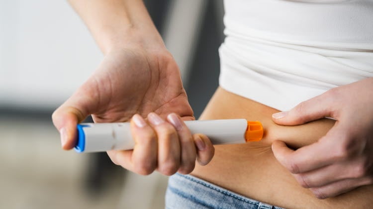 Medicament Self Injection In Belly Using Syringe With Drug
Kvinna som ger sig själv en injektion i magen med en injektionspenna