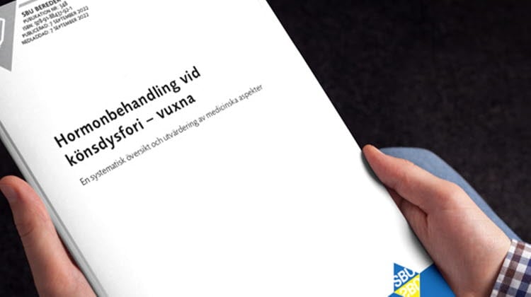 Man ser två händer som håller i en trycksak.