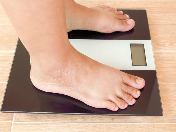 Närbild på ett par fötter som står på en våg