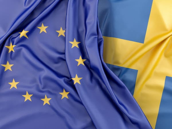 EU:s flagga och Sveriges flagga.