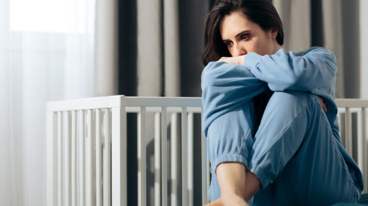 Unhappy Woman Suffering from Postpartum Depression. Sad person dealing with loss and psychological trauma.
Ledsen kvinna som lider av postpartumdepression