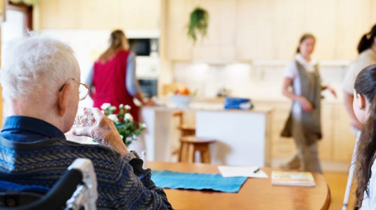 Äldre man i rullstol på vårdboende