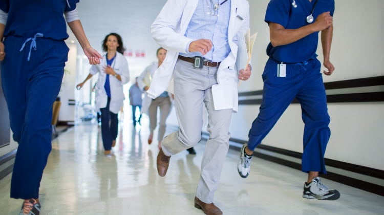 Läkare som springer i en sjukhuskorridor