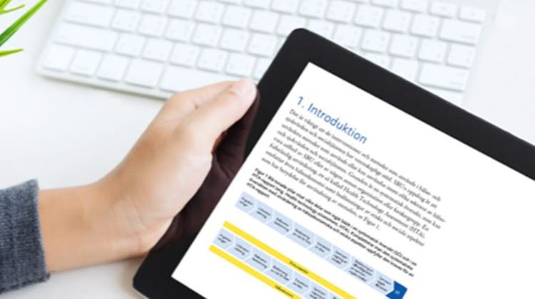 En person läser ett kapitel från metodboken digitalt