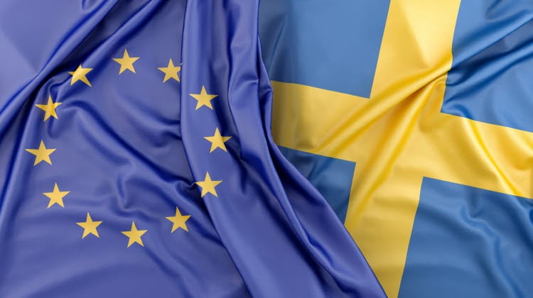 EU:s flagga och Sveriges flagga.