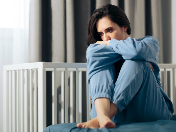 Unhappy Woman Suffering from Postpartum Depression. Sad person dealing with loss and psychological trauma.
Ledsen kvinna som lider av postpartumdepression