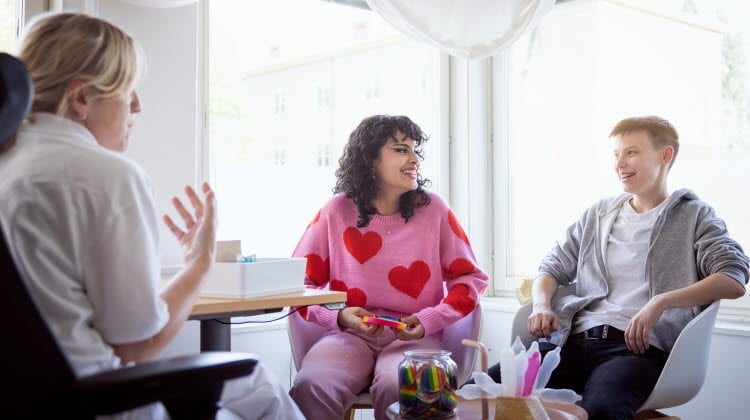 Ungdomar på ungdomsmottagning i samtal med personal