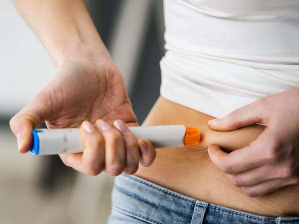 Medicament Self Injection In Belly Using Syringe With Drug

Kvinna som ger sig själv en injektion i magen med en injektionspenna