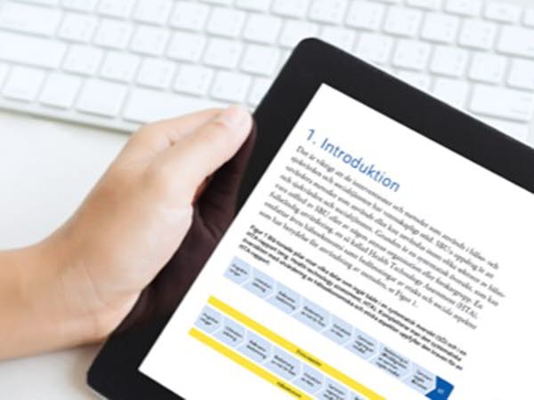 En person läser ett kapitel från metodboken digitalt 